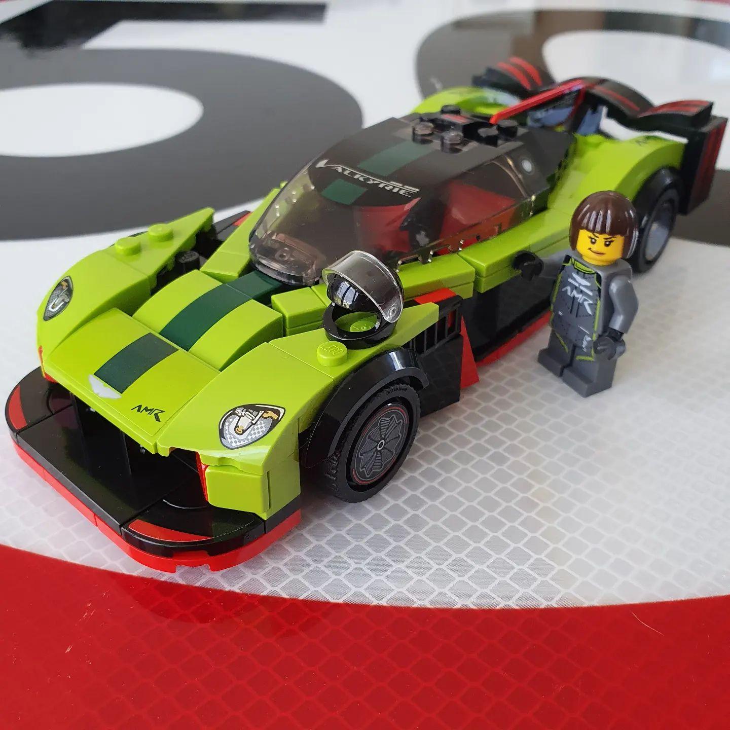 Brinquedo Lego Carros de Corrida Speed Champions Aston Martin Para Crianças  +9 Anos 592 Pçs
