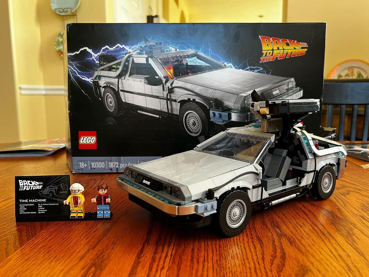 LEGO Icons 10300 Macchina del Tempo Ritorno al Futuro, Delorean con  Minifigure di Doc e Marty McFly in Vendita Online