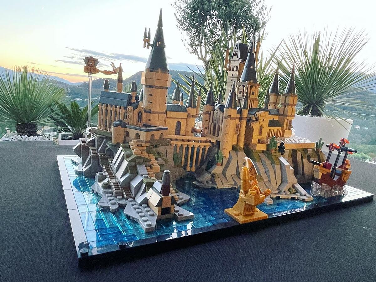 LEGO Harry Potter: O Castelo e os Campos de Hogwarts™, Idades 18+, 2660  Peças