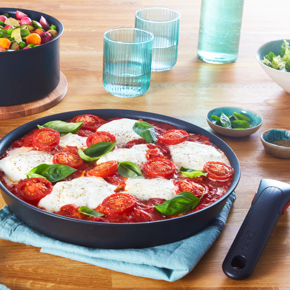 Hard-wearing non-stick pans with an innovative removable handle for stacks of space, versatility, and convenience