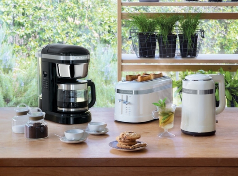 https://media.flixcar.com/f360cdn/Kitchenaid-84760304-black-drip-coffee-maker-with-white-kettle-and-toaster.jpg