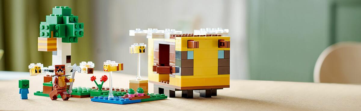 A hands-on set to build, play with and display