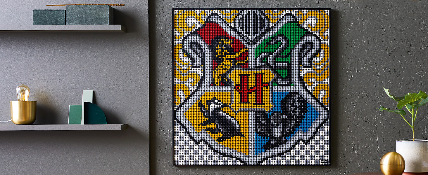 Create the ultimate Hogwarts™  crest to display