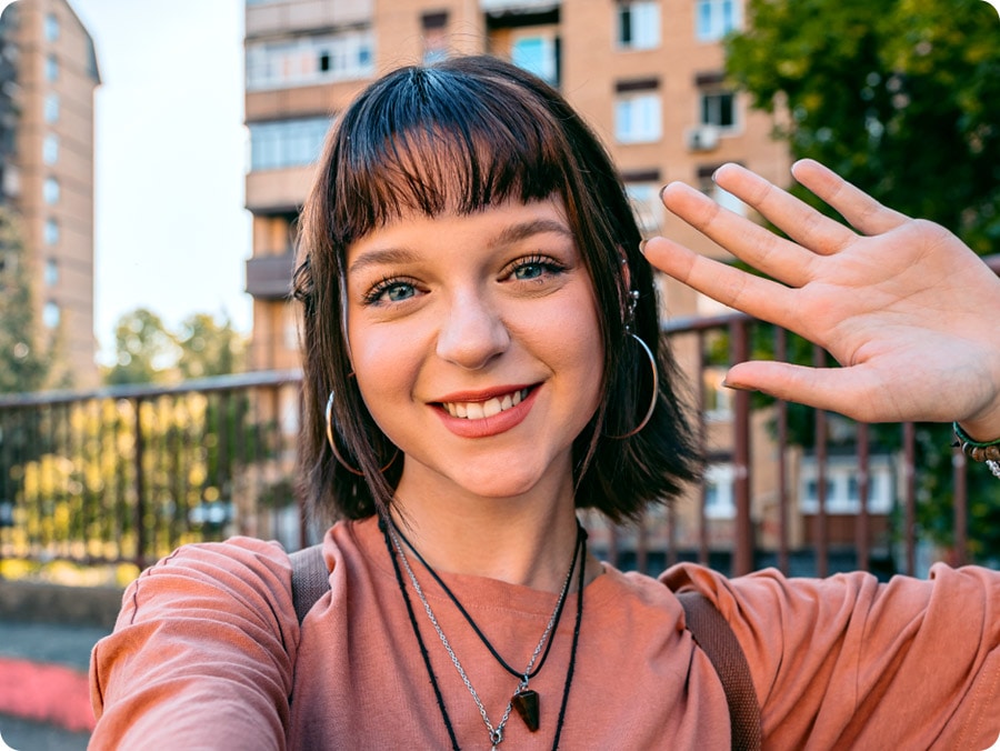 12 MP &ouml;n kamera ile &ccedil;arpıcı ayrıntılara sahip canlı selfie&rsquo;ler