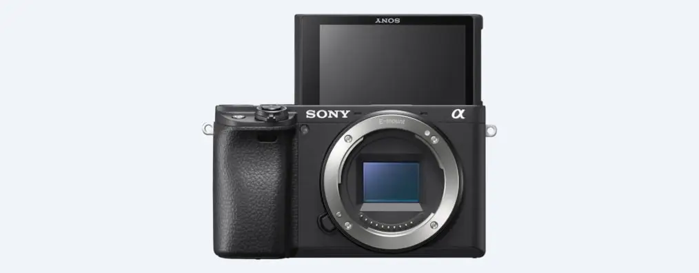 Sony Alpha Body Kontrast 0.02 180° 425 6400 4K AF-Punkten, Video, schwarz- Klapp-Display, Megapixel, Sek. E-Mount (24 XGA Systemkamera Objektiv) mit ohne mit Tradition Fotofachgeschäft Echtzeit-Autofokus Sucher, OLED