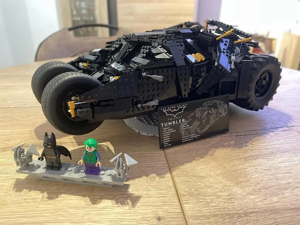 LEGO DC Batman Batmobile Tumbler, Modellismo Auto Da Costruire Per Adulti,  Idea Regalo, – Giochi e Prodotti per l'Età Evolutiva