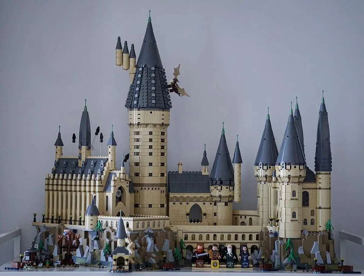 LEGO Harry Potter O Castelo de Hogwarts, Kit de Construção Mágica com  Microfiguras de Harry, Hermione, Ron e Dementors