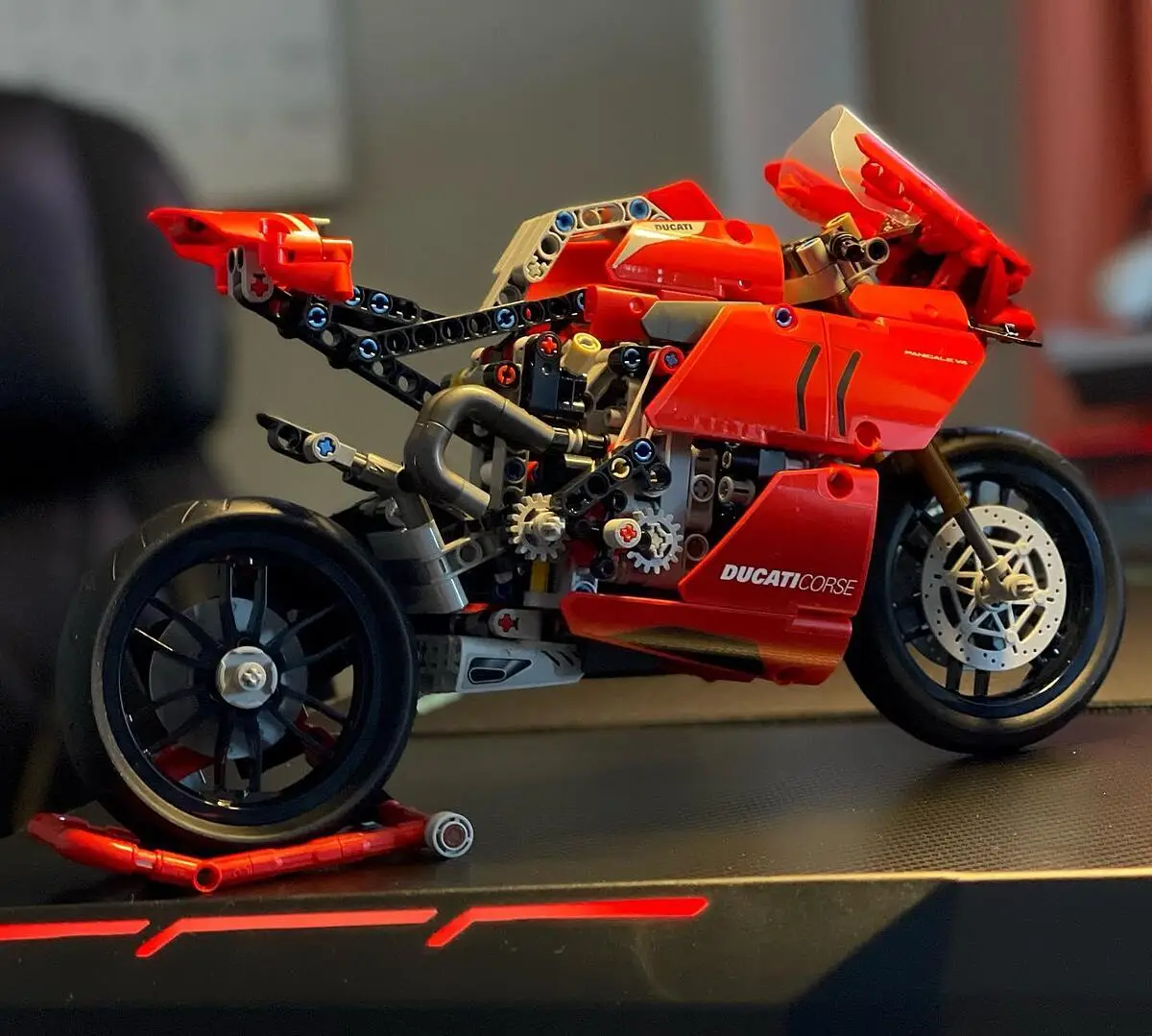 Lego technic 42107 ducati panigale v4 r, maquette moto gp