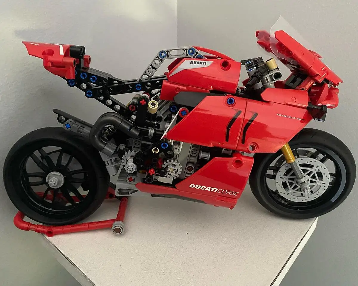 LEGO Technic 42107 Ducati Panigale V4 R, Maquette Moto GP, Construction  Moto Ducati, Jouet Moto, Enfants 10 Ans et Plus - ADMI