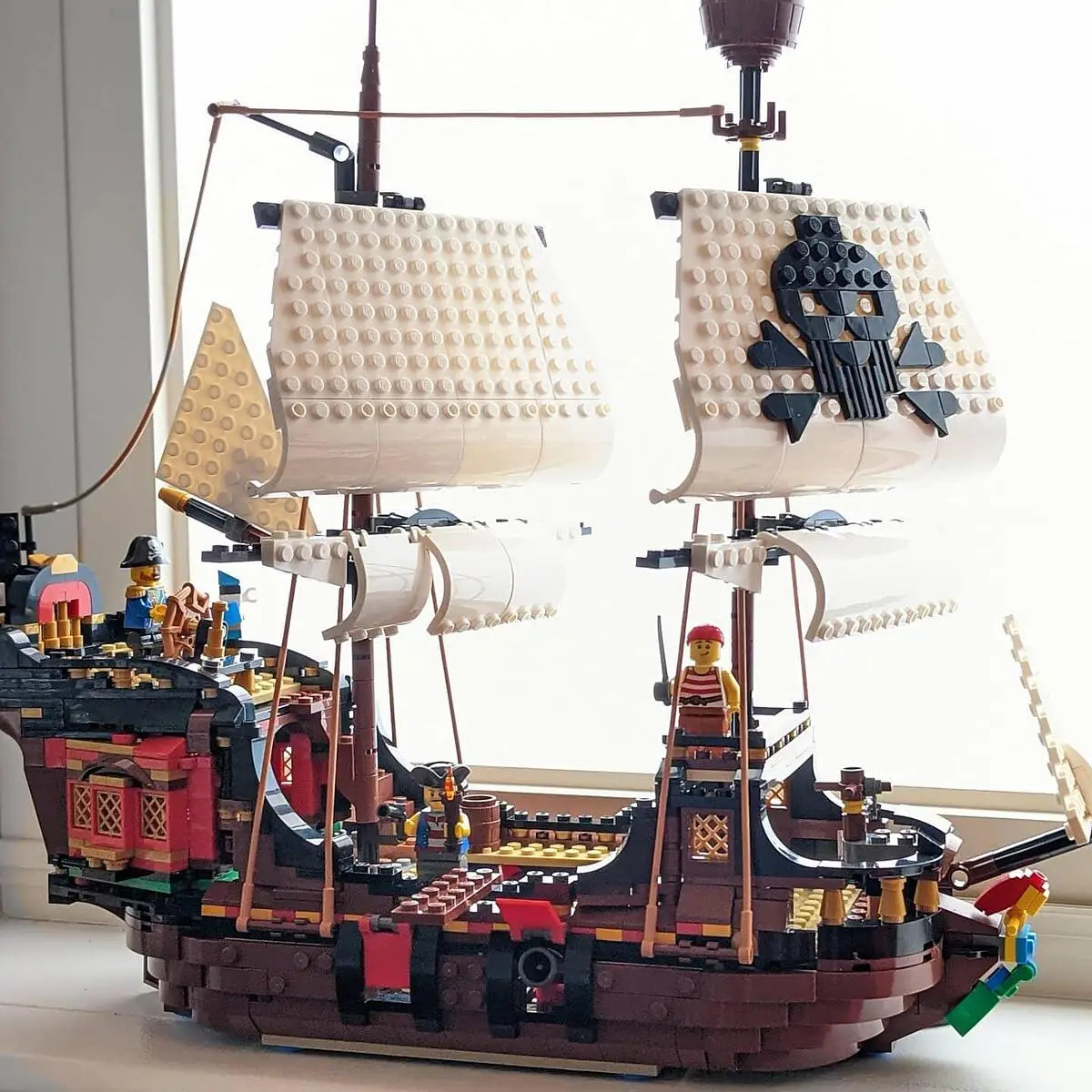 LEGO Creator 31109 Galeone dei Pirati, Set 3 in 1 con Nave Giocattolo,  Locanda e Isola del Teschio, Minifigure e Squalo