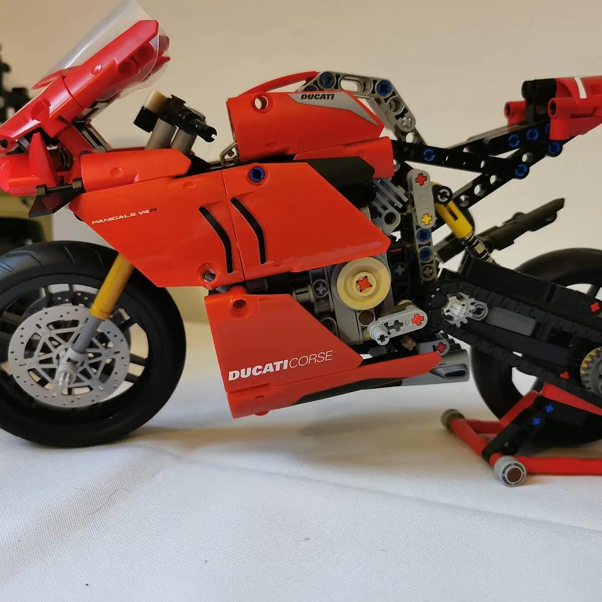 LEGO Technic Ducati Panigale V4 R, Moto Giocattolo da Collezione, Giochi  per Bambini, Bambine Ragazzi e Ragazze da 10 Anni in su, Kit Modellismo  Adulti da Costruire, Replica Modello Originale 42107 