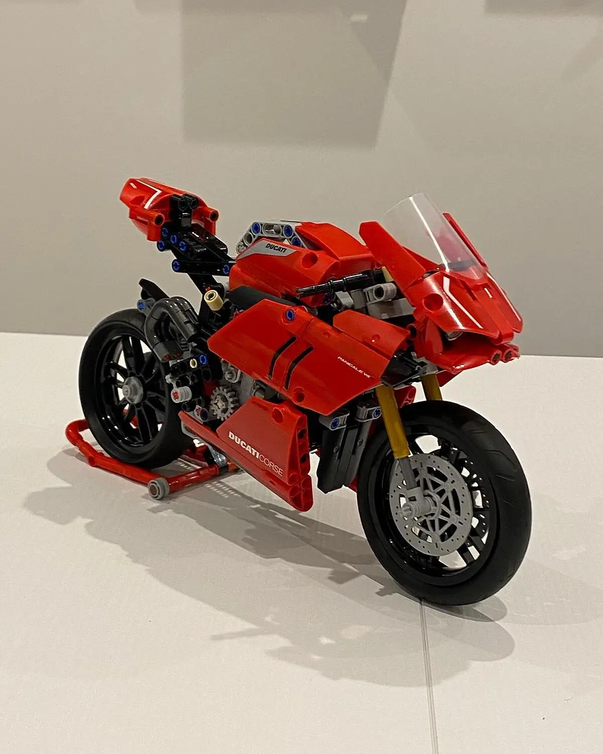 LEGO 42107 Technic Ducati Panigale V4 R: Modèle Réduit de Moto 2en1 à  Construire, Kit de Construction pour Fans de Motos et de Technic, Idée Cadeau  pour Adultes et Adolescents : MAX_