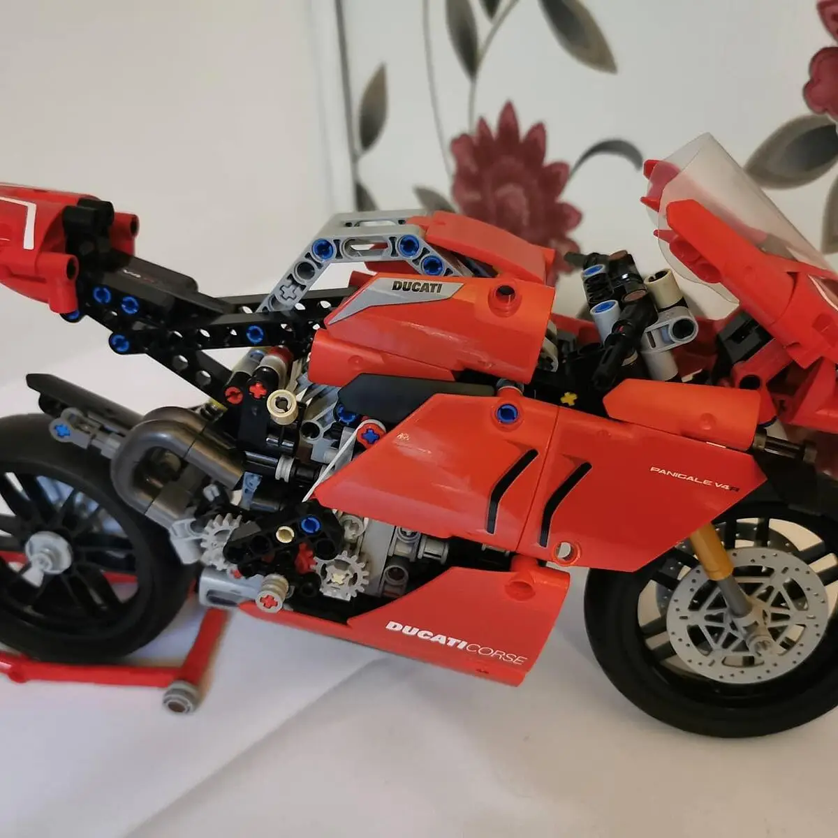 LEGO Technic 42107 Ducati Panigale V4 R, Maquette Moto GP, Construction  Moto Ducati, Jouet Moto, Enfants 10 Ans et Plus - ADMI
