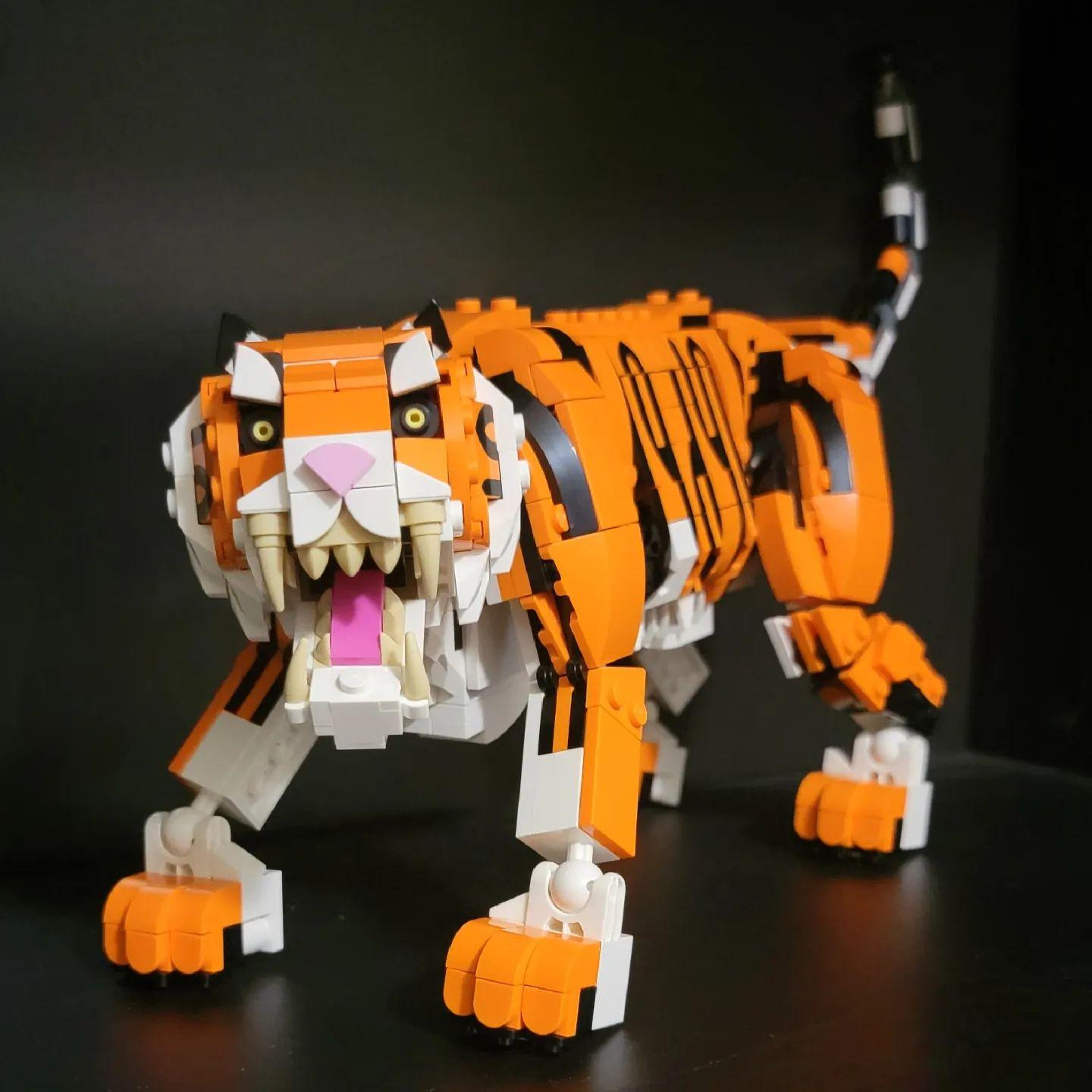 LEGO 31129 Creator 3-en-1 Sa Majesté le Tigre, Jouet et Figurine Animaux,  se Transforme en Panda, et Poisson, Enfants Des 9 Ans