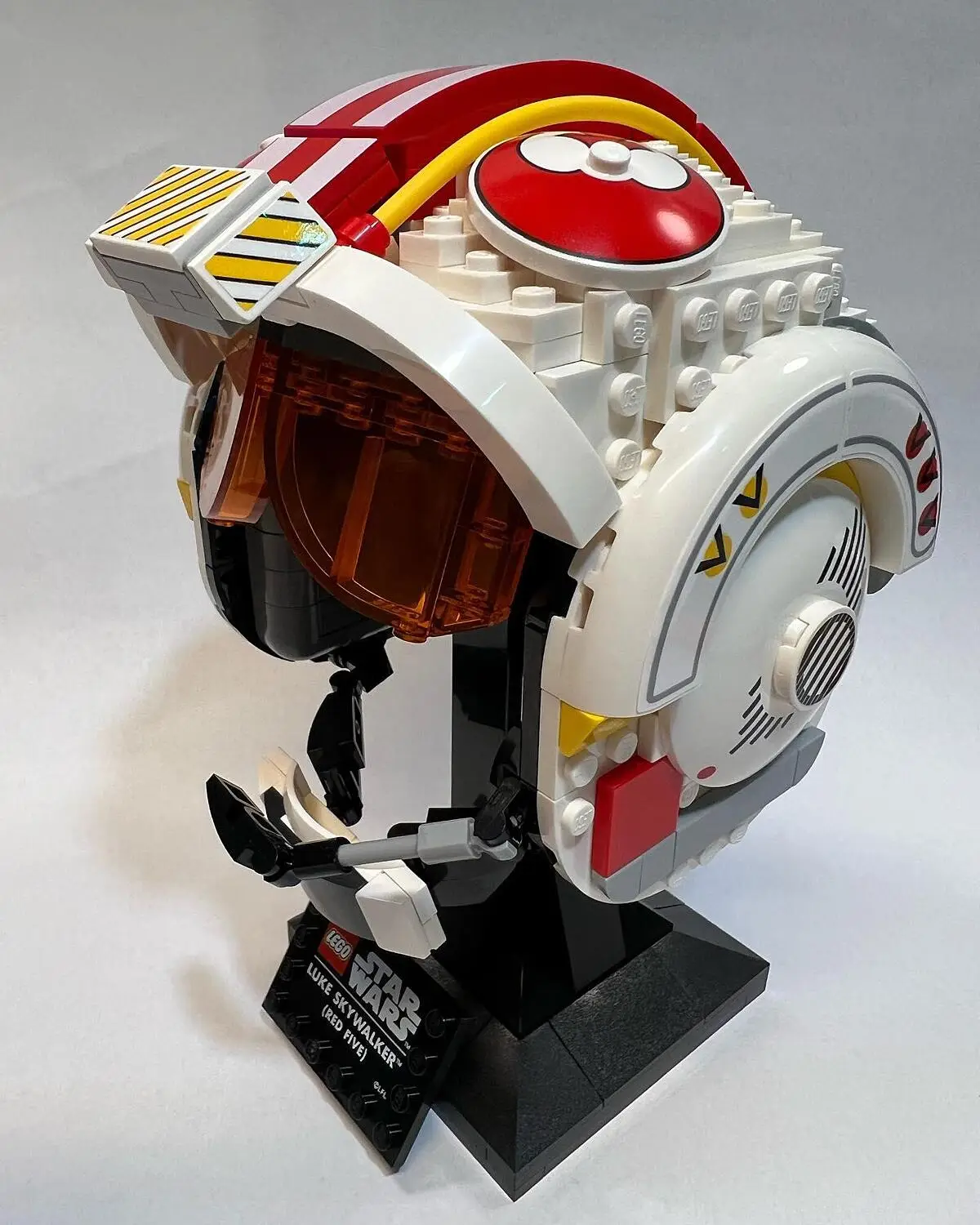 LEGO 75327 Star Wars Le Casque Red Five De Luke Skywalker, Kit de  Construction de Modèle Réduit à Collectionner, Maquette à Construire,  Décoration et