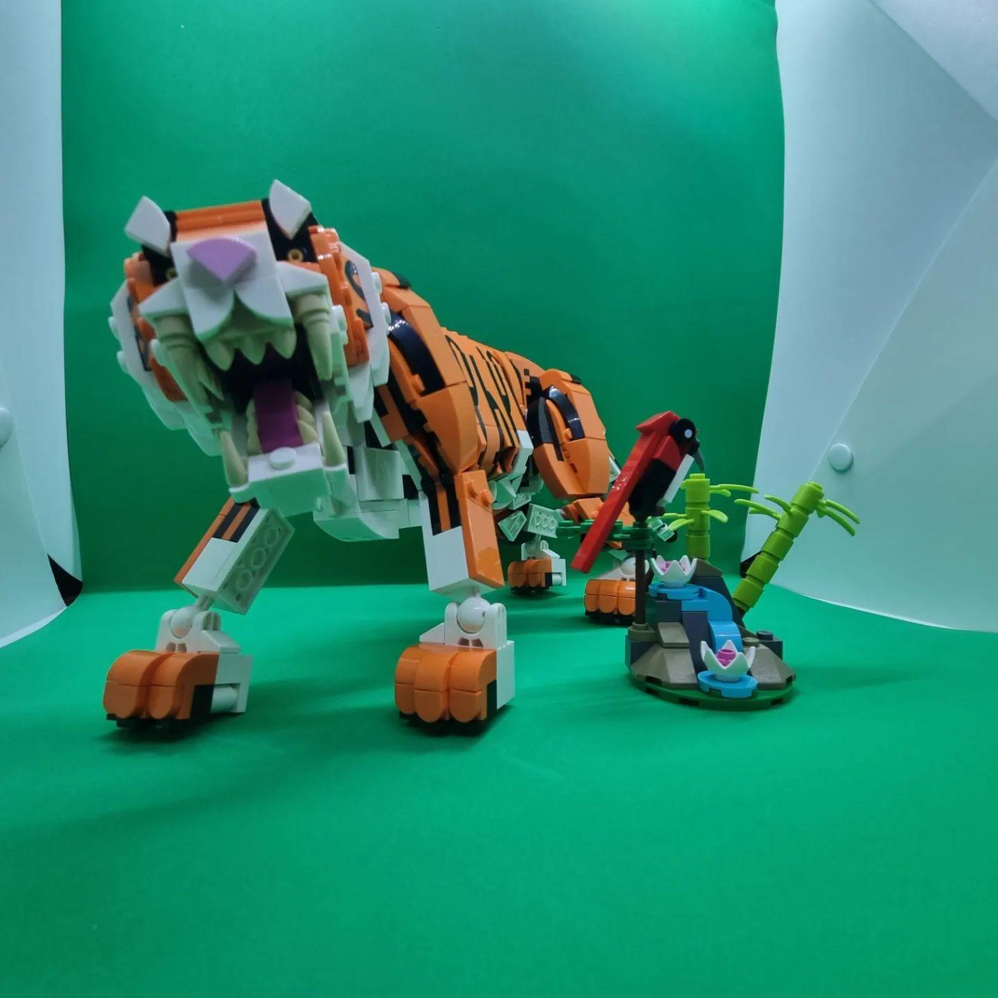LEGO 31129 Creator 3-en-1 Sa Majesté le Tigre, Jouet et Figurine Animaux,  se Transforme en Panda, et Poisson, Enfants Dès 9 Ans