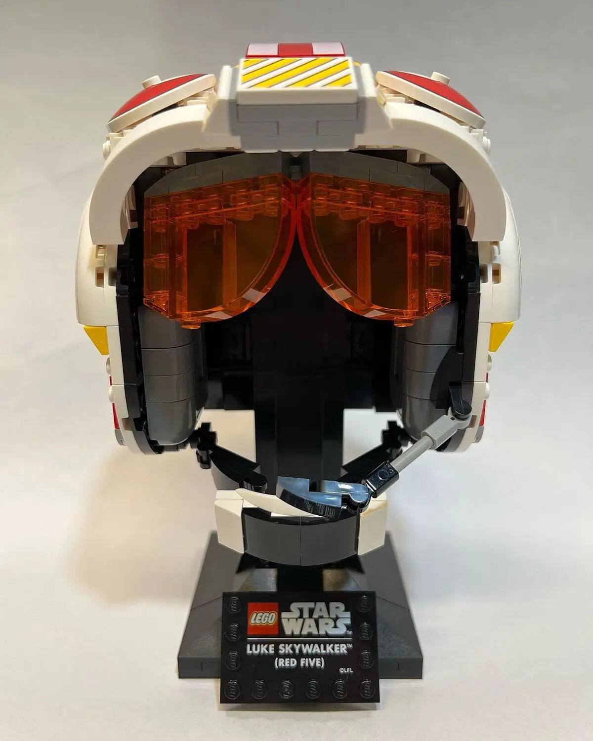 LEGO 75327 Star Wars Le Casque Red Five De Luke Skywalker, Kit de  Construction de Modèle Réduit à Collectionner, Maquette à Construire,  Décoration et