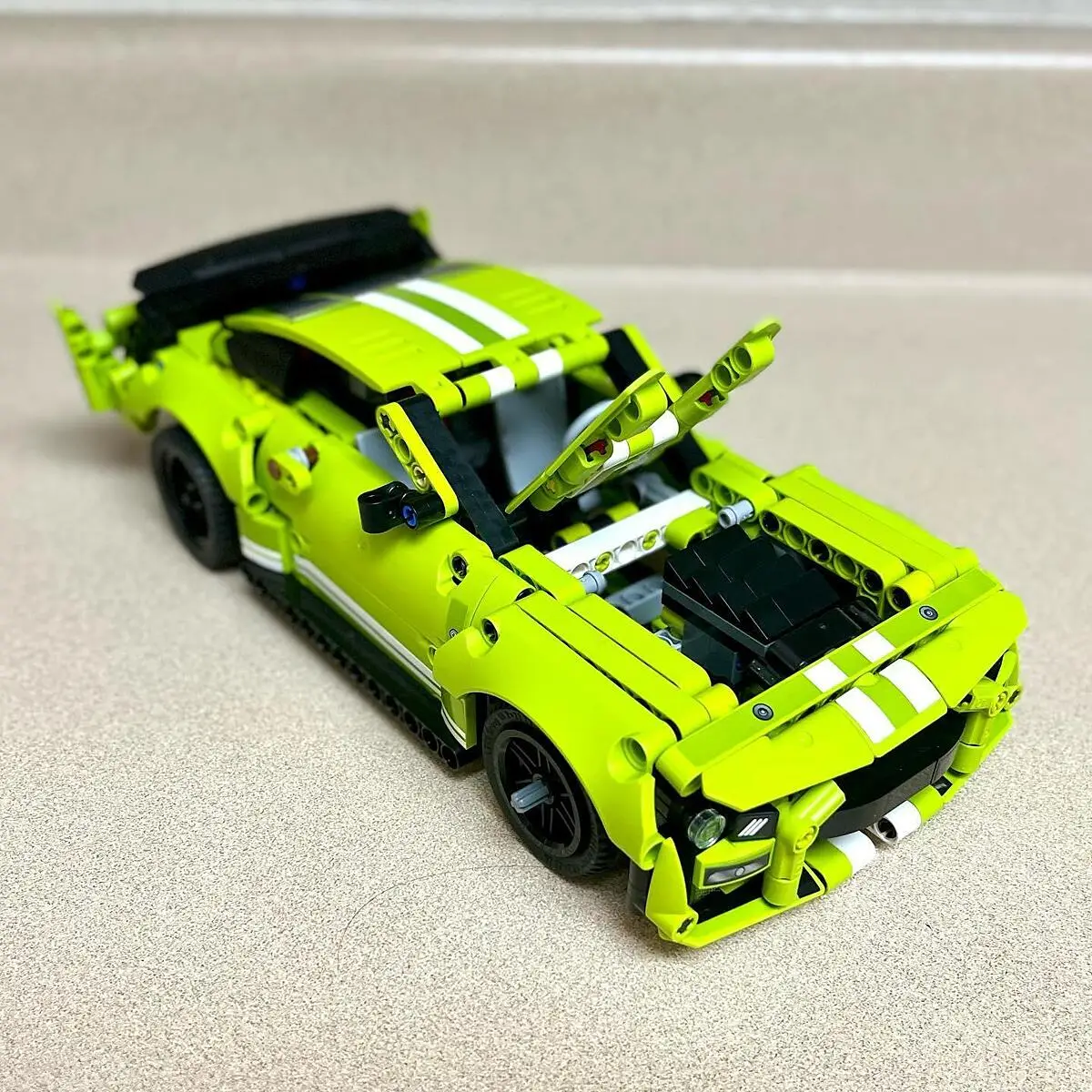 LEGO 42138 Technic Ford Mustang Shelby GT500, Maquette de Voiture de  Course, Jouet a Construire, pour Garçons et Filles Des 9 An - ADMI