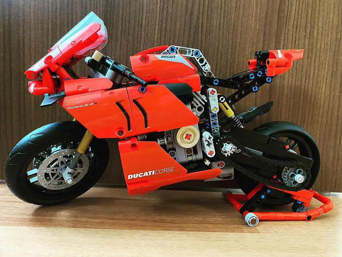 LEGO 42107 Technic Ducati Panigale V4 R: Modèle Réduit de Moto 2en1 à  Construire, Kit de Construction pour Fans de Motos et de Technic, Idée Cadeau  pour Adultes et Adolescents : MAX_
