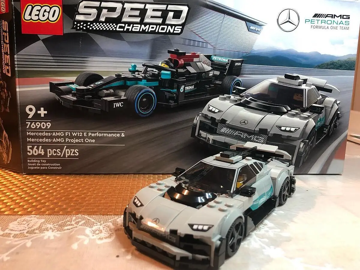 MERCEDES AMG PETRONAS Formula One™ Team 75883 | Speed Champions | Buy  online at the Official LEGO® Shop GB