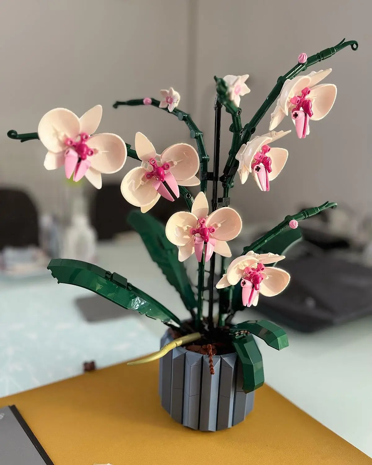 lego Icons - Orchidea set con Fiori bianchi e rosa e un Vaso