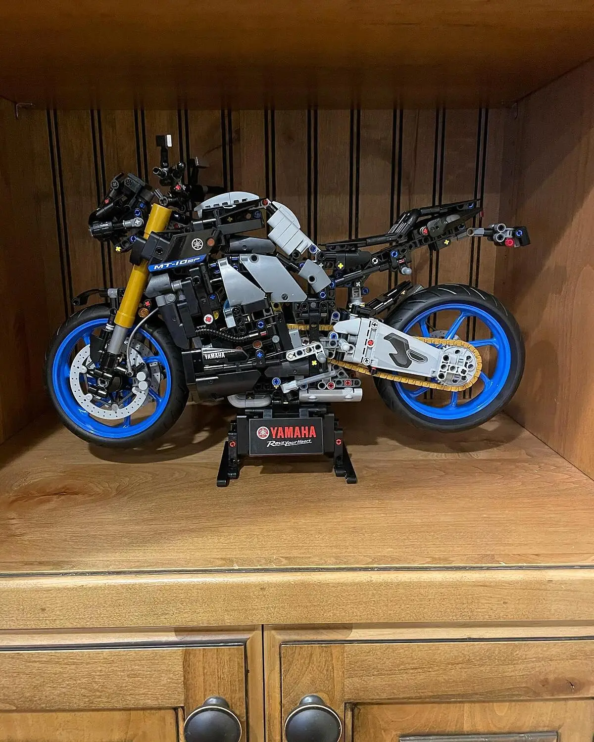 LEGO 42159 Technic Yamaha MT-10 SP, Kit de Maquette de Moto pour Adultes,  Réplique Authentique avec Moteur 4 Cylindres, Direction Fonctionnelle et  Application AR, Cadeau Motard pour Hommes et Femmes : 