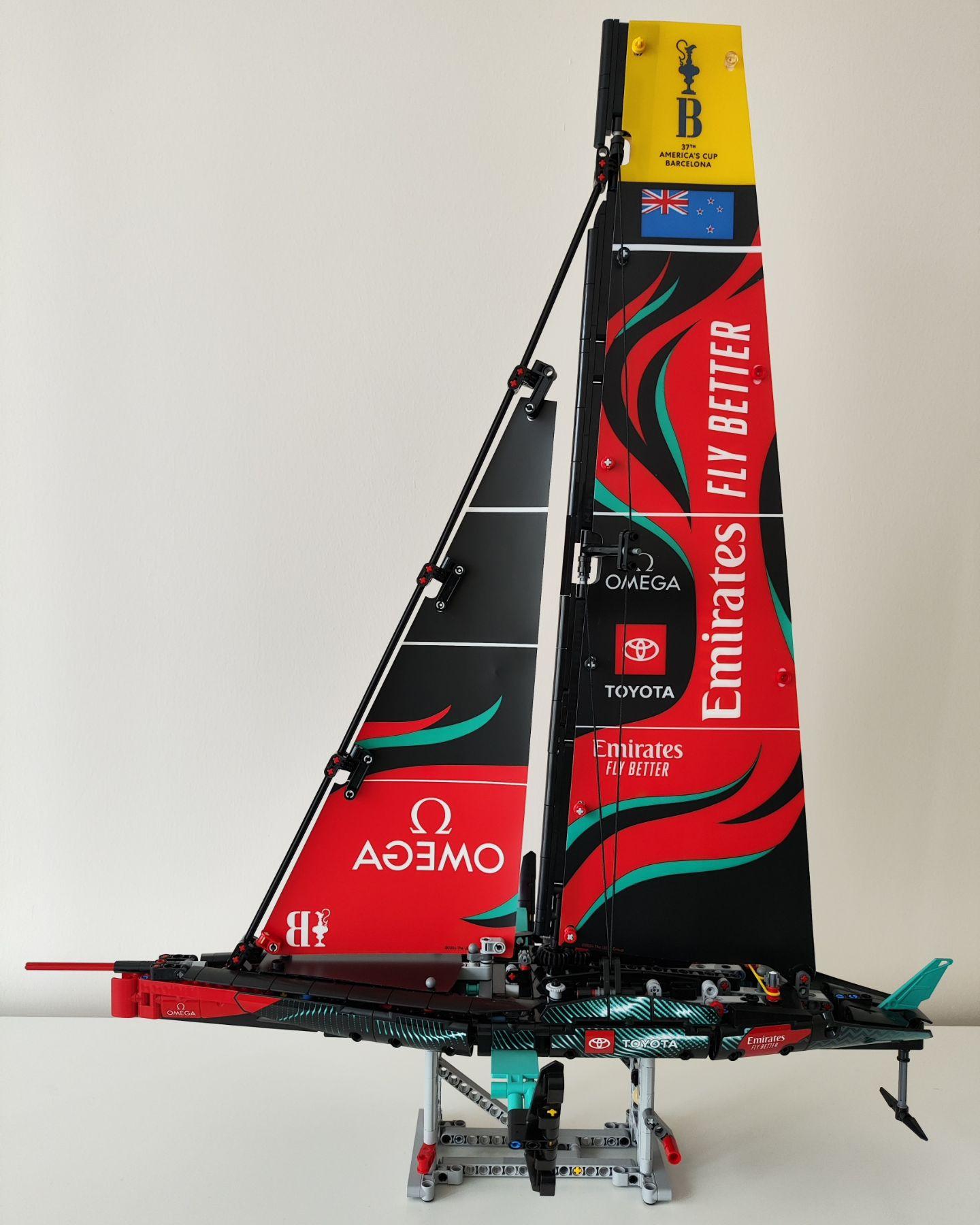 LEGO Technic Emirates Team New Zealand AC75 Yacht, Racing Boat