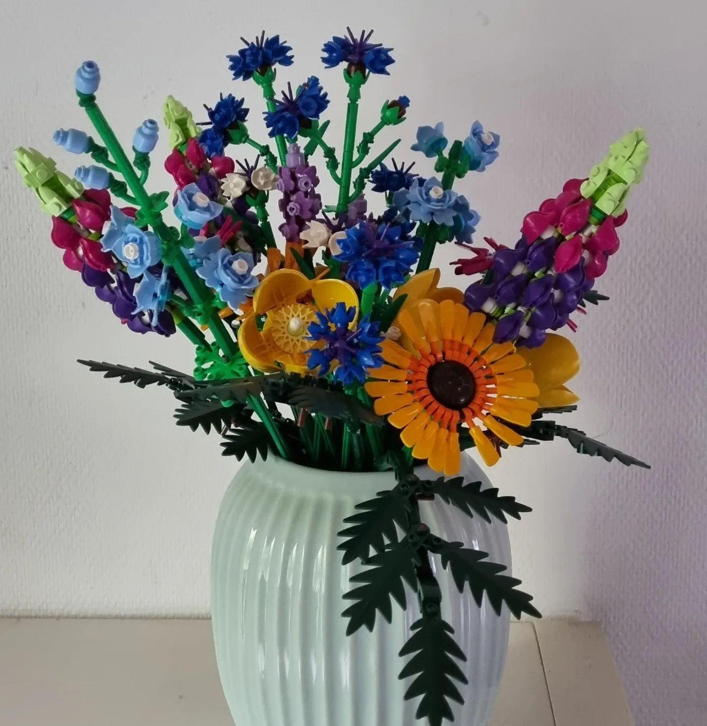 LEGO Icons Wildflower Bouquet 10313 The Entertainer