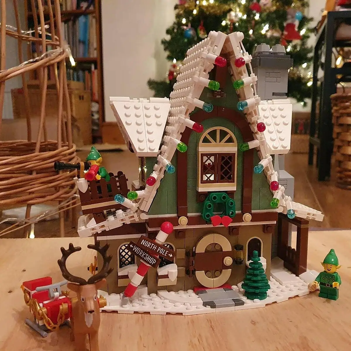 Lego Christmas Elf Clubhouse Casetta Elfi Lego LEGO 10275 La Casa