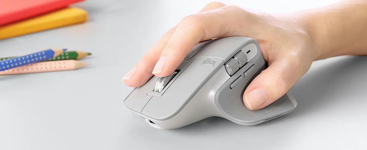 Comfort Shape with Intuitive Thumb Controls