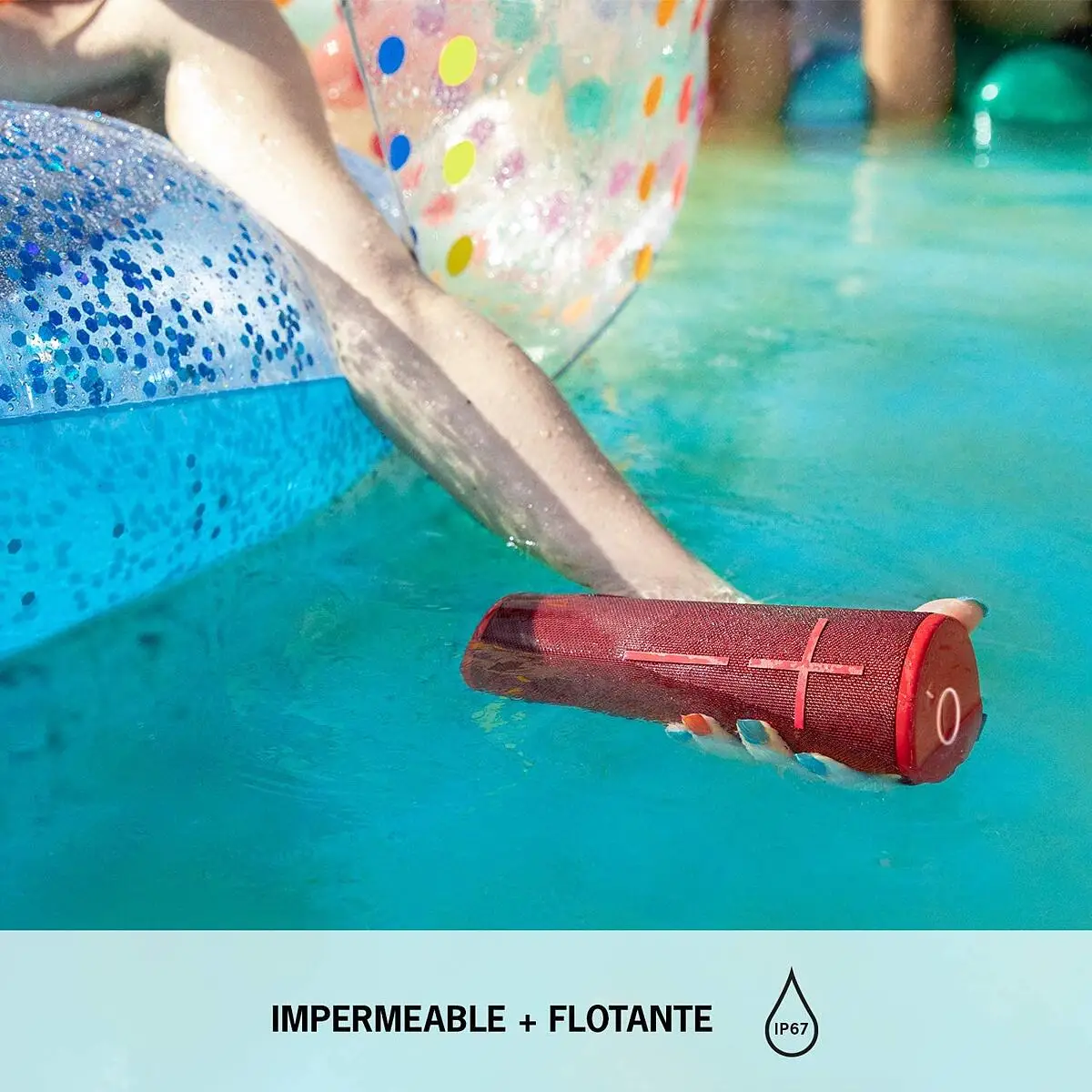 La bocina BOOM 3 flotando en el agua, demostrando su increíble resistencia.