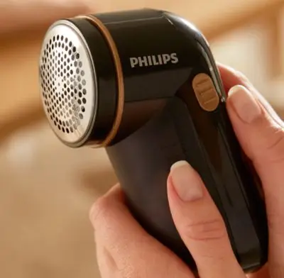 Philips Fabric Shaver, Removes Fabric Pills, Suitable for All Garments,  Large Blade Surface, Cleaning Brush, Includes Batteries, Blue (GC026/00)